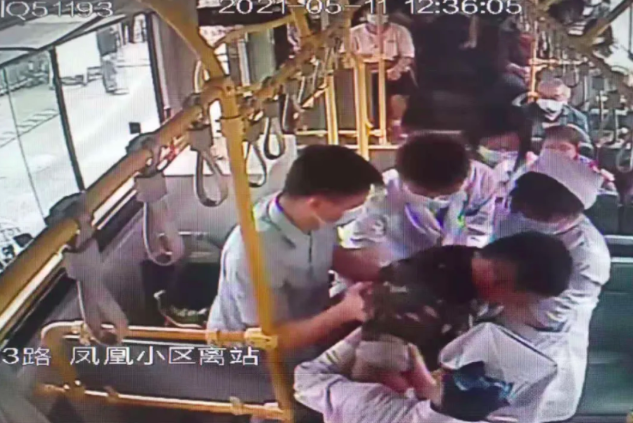 兩起愛(ài)心救助公交車(chē)內(nèi)突發(fā)疾病乘客的感人事跡，