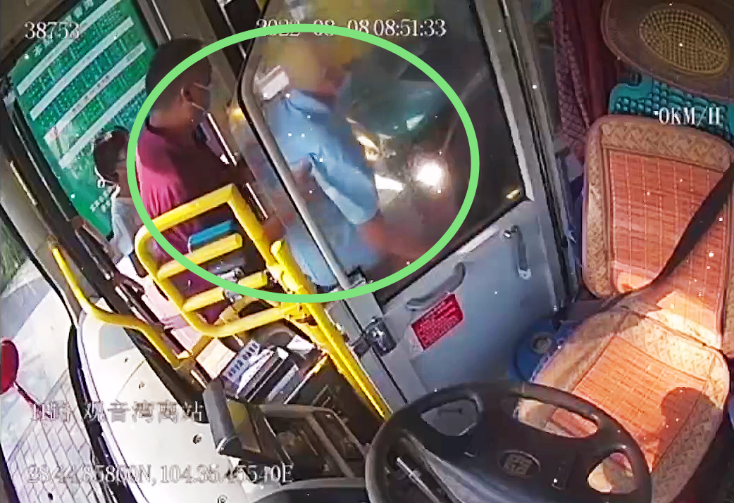 宜賓“敬老線”公交車長(zhǎng)的這個(gè)小小舉動(dòng)，真的太暖了